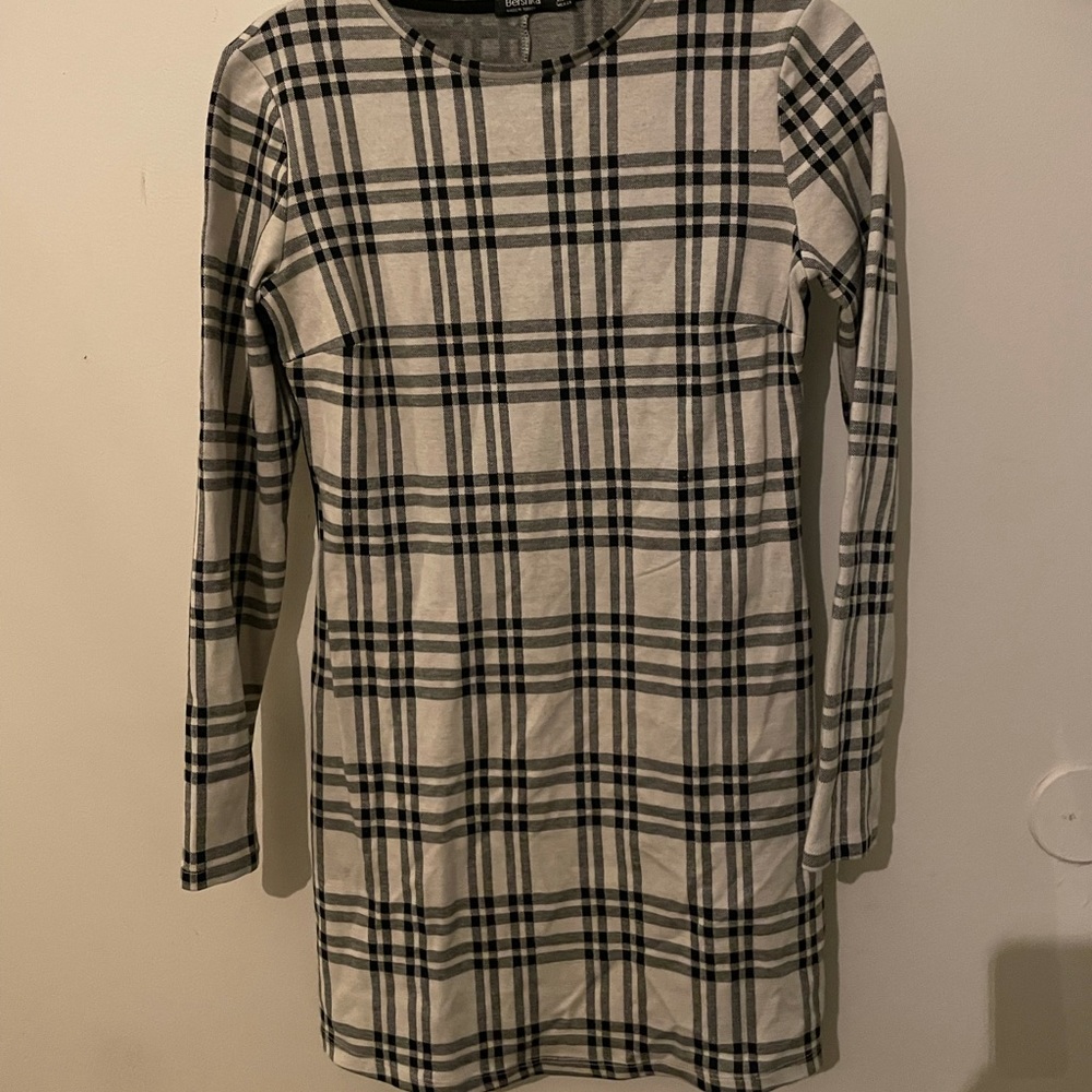 BERSHKA DRESS. Long sleeve black and white checker dress
